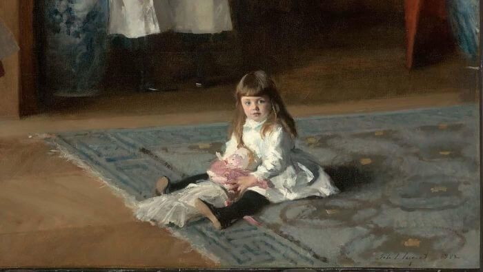 Fragmento de pintura mostrando uma menina pequena sentada no chão com uma boneca, o olhar desviado do pintor, suas irmãs ao fundo.